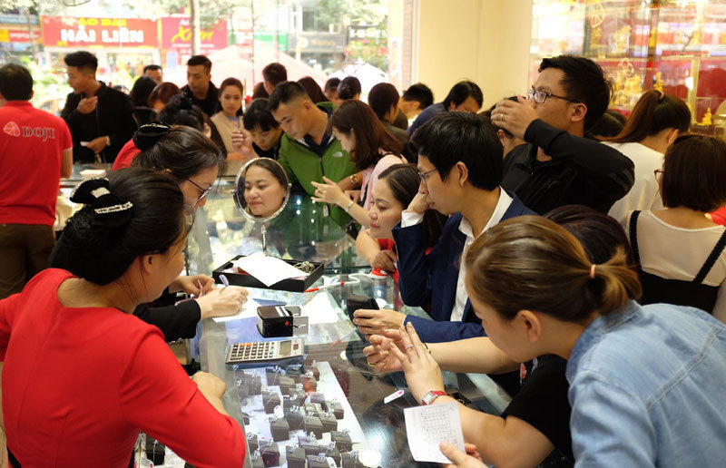 Con số giật mình ngày vía Thần Tài: Trăm vạn lượng vàng, 1 tỷ tiền cá nướng