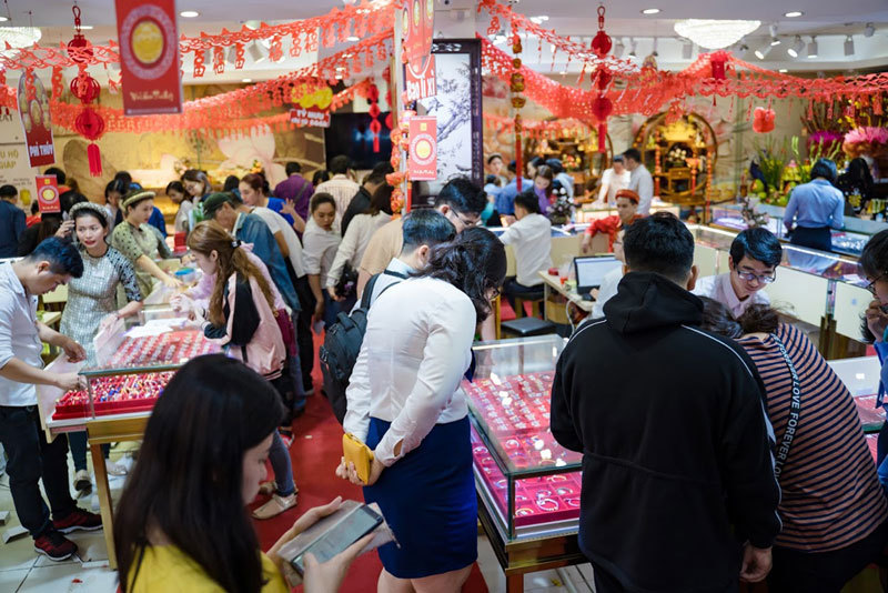 Con số giật mình ngày vía Thần Tài: Trăm vạn lượng vàng, 1 tỷ tiền cá nướng