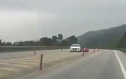 Lần thứ 3 xuất hiện hình ảnh nhóm người trải bạt ngồi ăn uống trên cao tốc, dân mạng ngán ngẩm: Phải chăng là trào lưu thách thức tử thần?