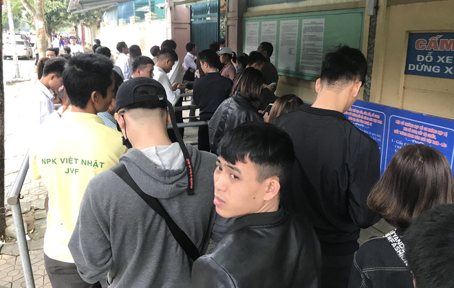 Hàng nghìn người xếp hàng dài trên 2 con phố chờ làm hộ chiếu xuất ngoại