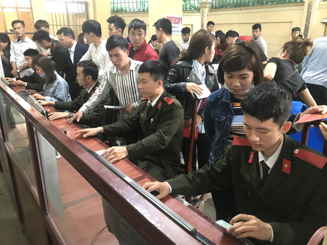 Hàng nghìn người xếp hàng dài trên 2 con phố chờ làm hộ chiếu xuất ngoại