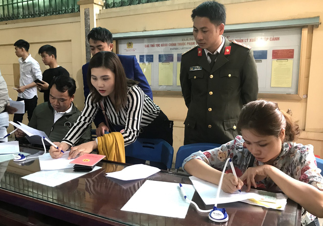 Hàng nghìn người xếp hàng dài trên 2 con phố chờ làm hộ chiếu xuất ngoại