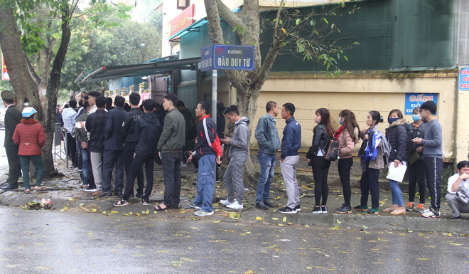 Hàng nghìn người xếp hàng dài trên 2 con phố chờ làm hộ chiếu xuất ngoại