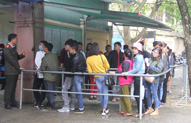 Hàng nghìn người xếp hàng dài trên 2 con phố chờ làm hộ chiếu xuất ngoại