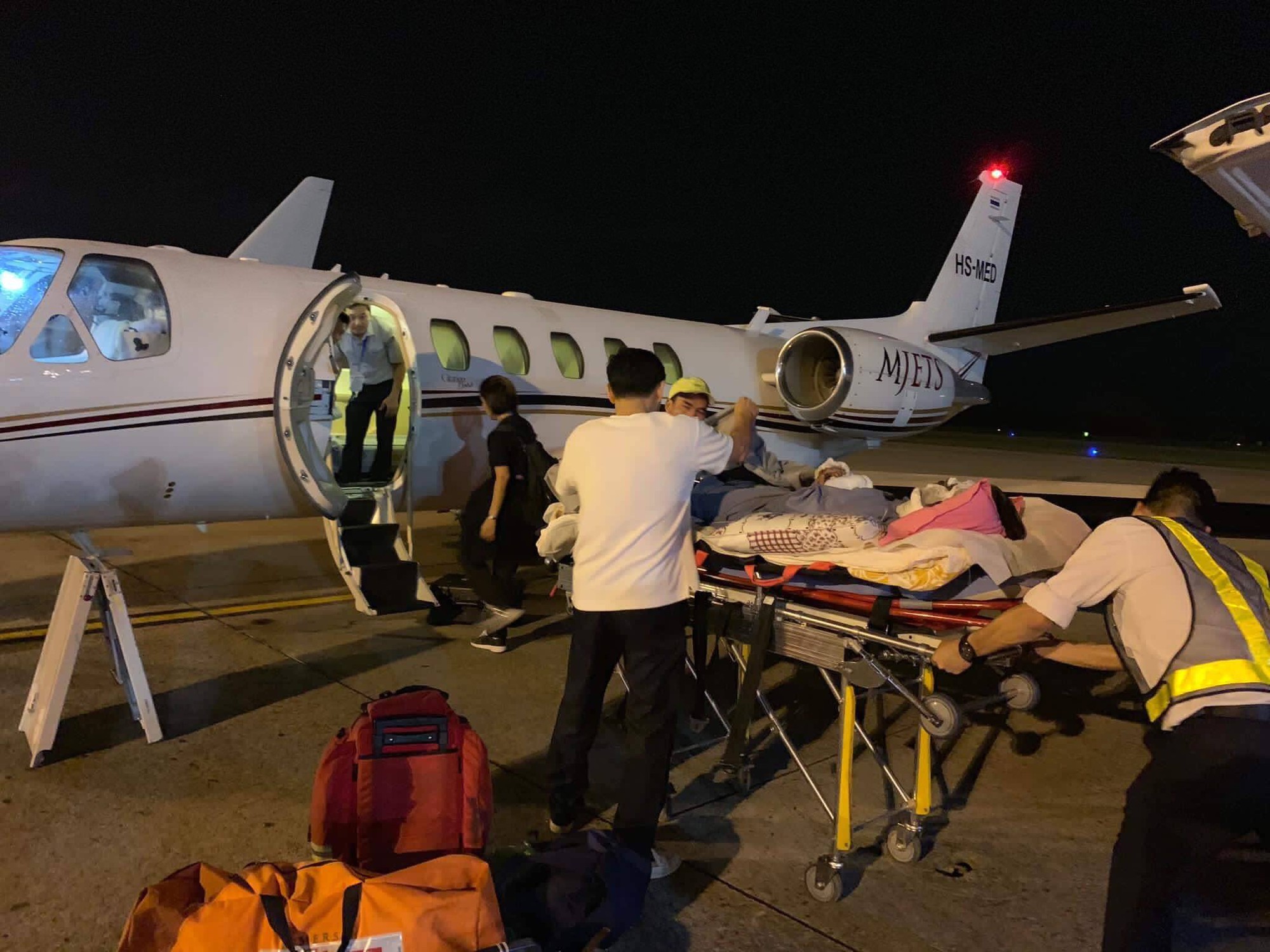 Việt kiều bị tạt axít và chém đứt gân chân khi chở bạn gái đi chơi được chuyển qua Canada điều trị bằng chuyên cơ