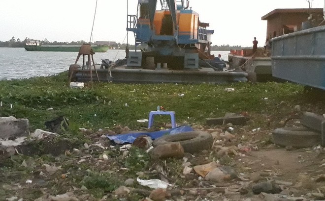 Phát hiện xác chết nữ loã thể bên bờ sông Tiền