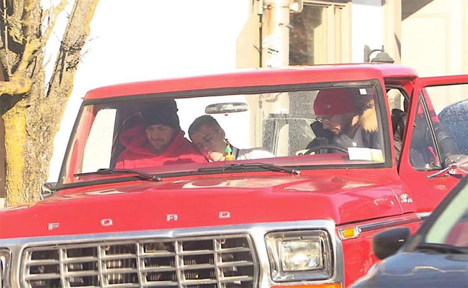 Justin Bieber phơi phới bên vợ sau điều trị trầm cảm