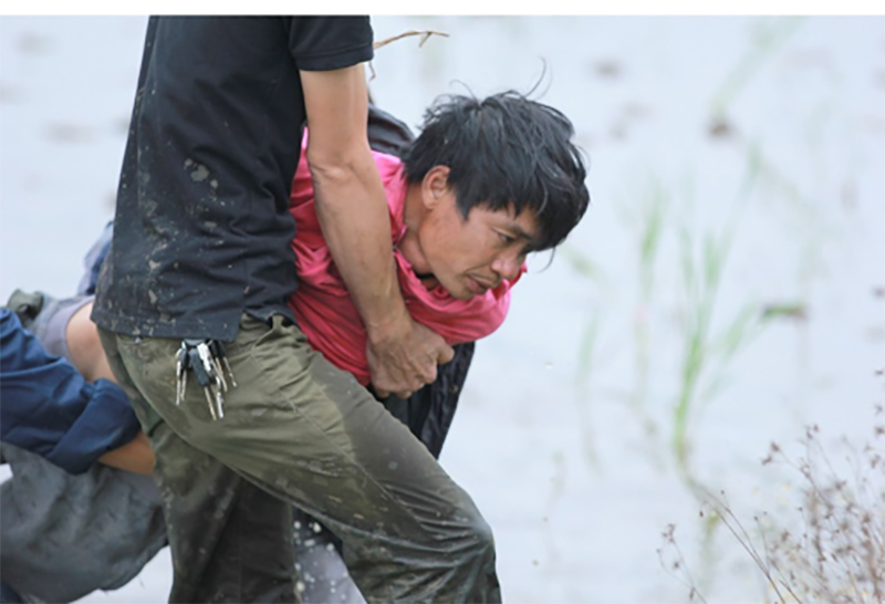 Người đàn ông ngáo đá trèo lên cột điện cao thế ngủ qua đêm