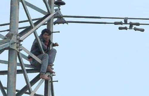 Người đàn ông ngáo đá trèo lên cột điện cao thế ngủ qua đêm