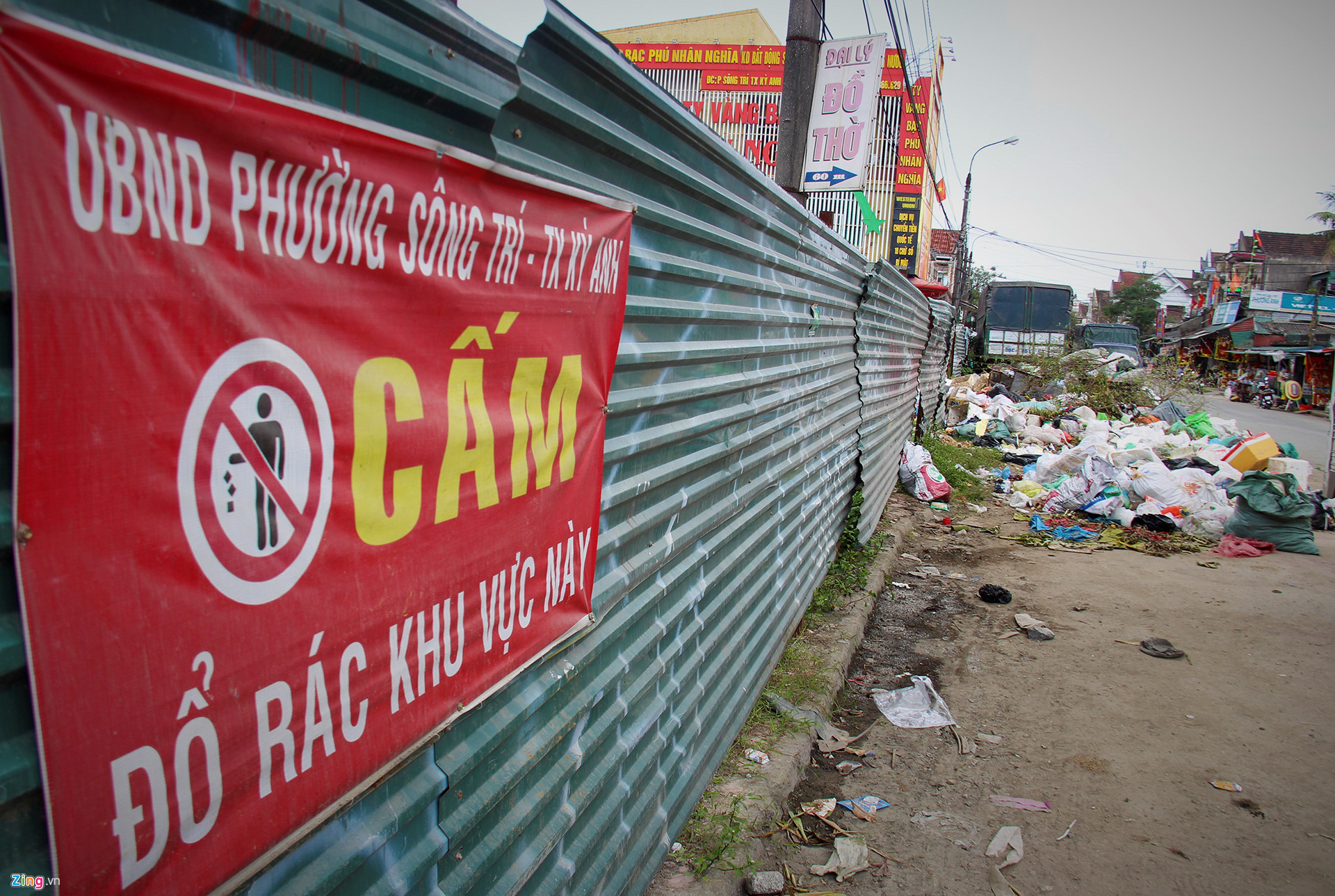 Video ảnh: Rác chất thành đống dọc quốc lộ 1