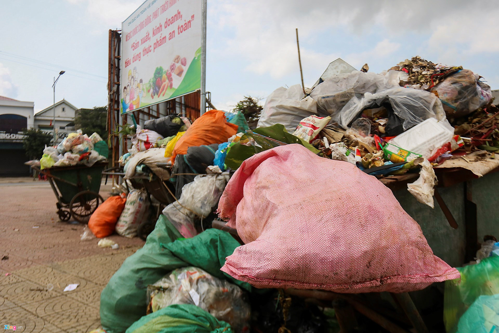 Video ảnh: Rác chất thành đống dọc quốc lộ 1