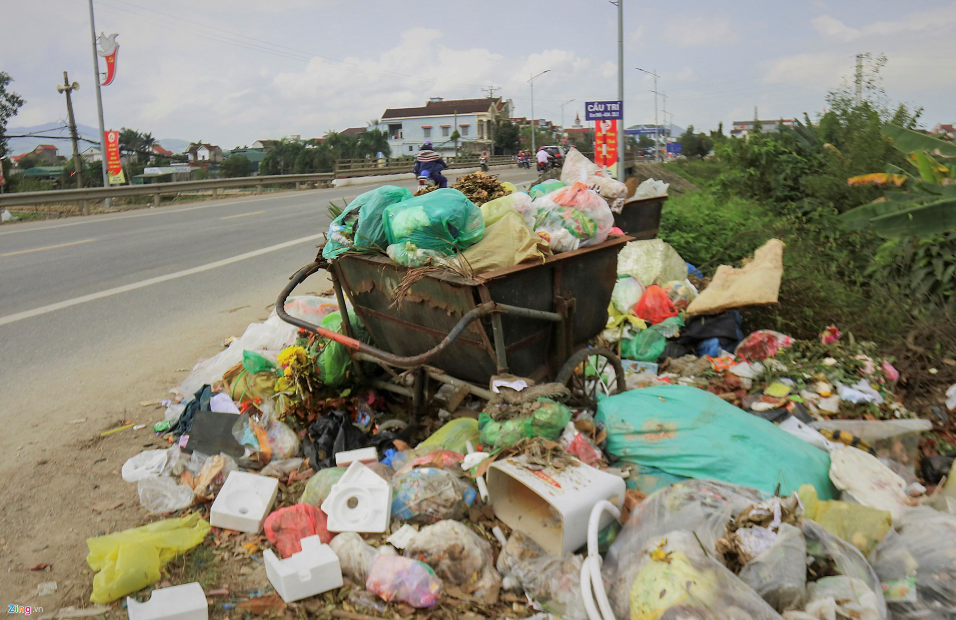 Video ảnh: Rác chất thành đống dọc quốc lộ 1