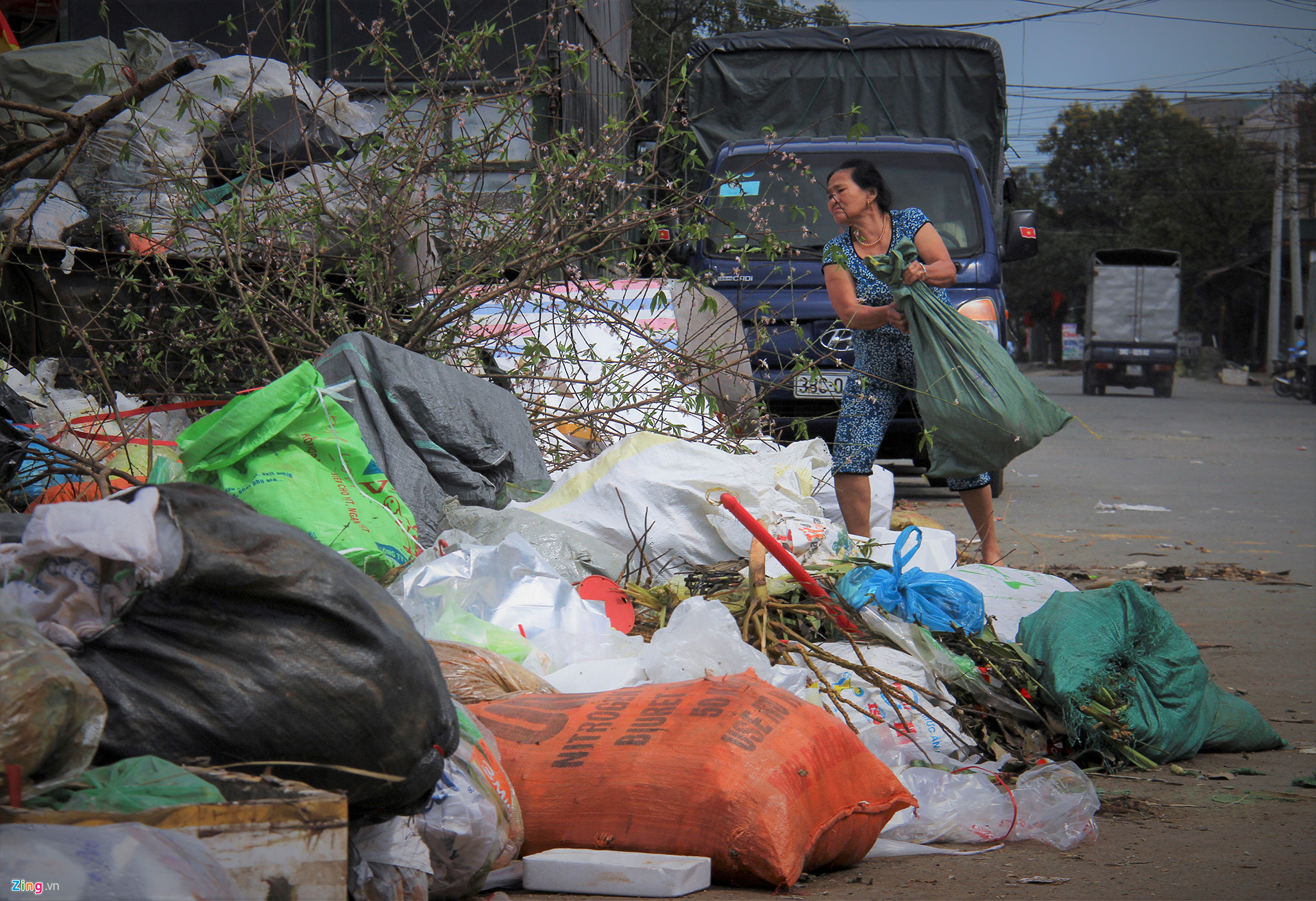Video ảnh: Rác chất thành đống dọc quốc lộ 1