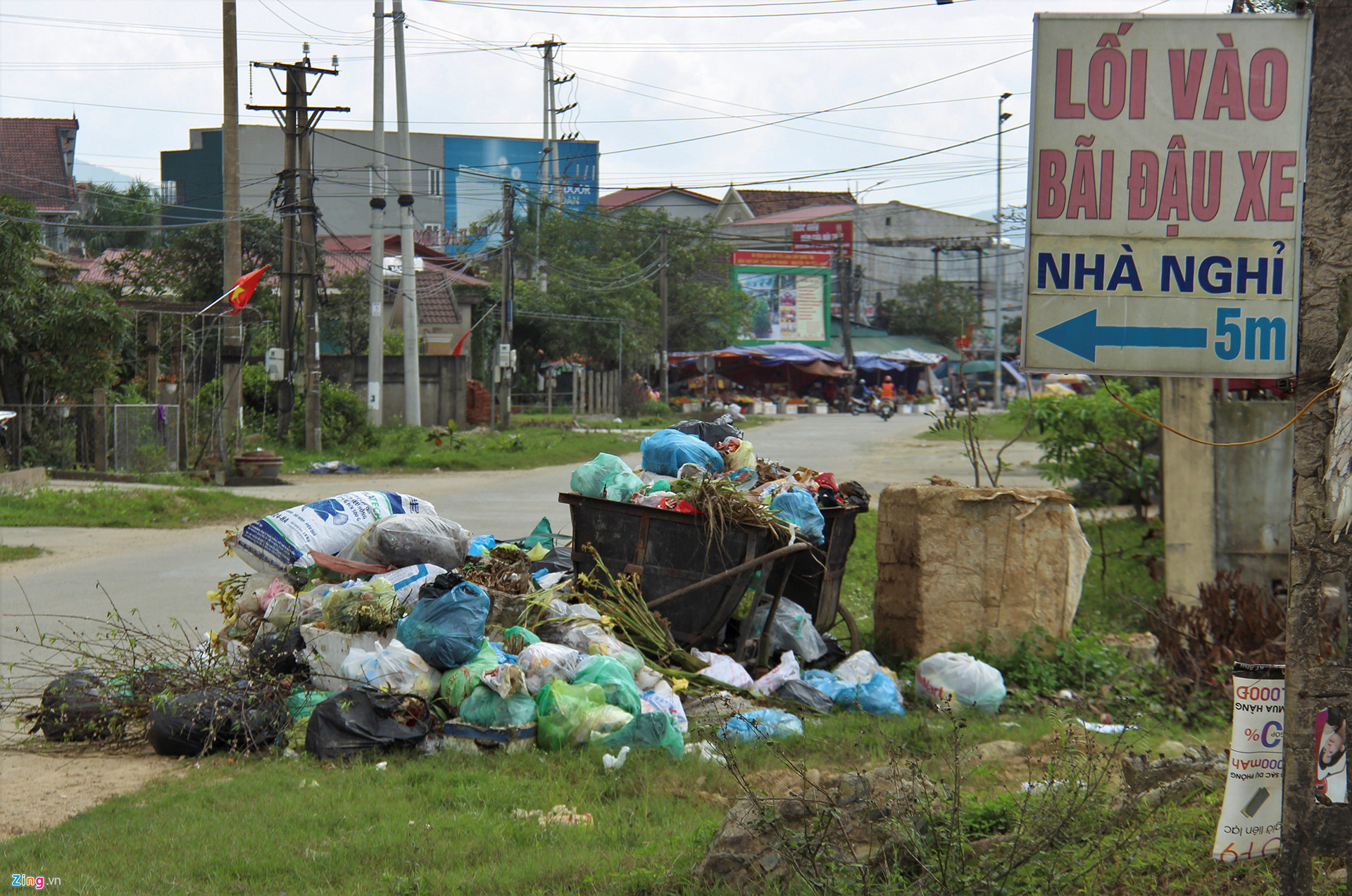 Video ảnh: Rác chất thành đống dọc quốc lộ 1