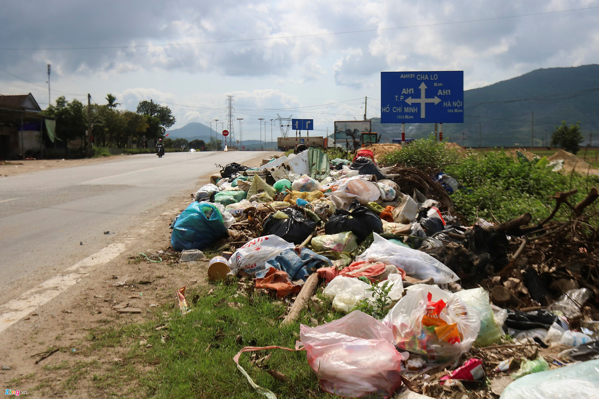 Video ảnh: Rác chất thành đống dọc quốc lộ 1