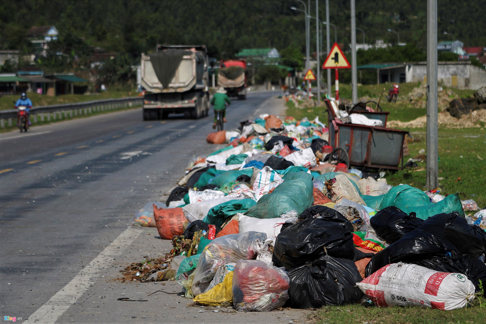 Video ảnh: Rác chất thành đống dọc quốc lộ 1
