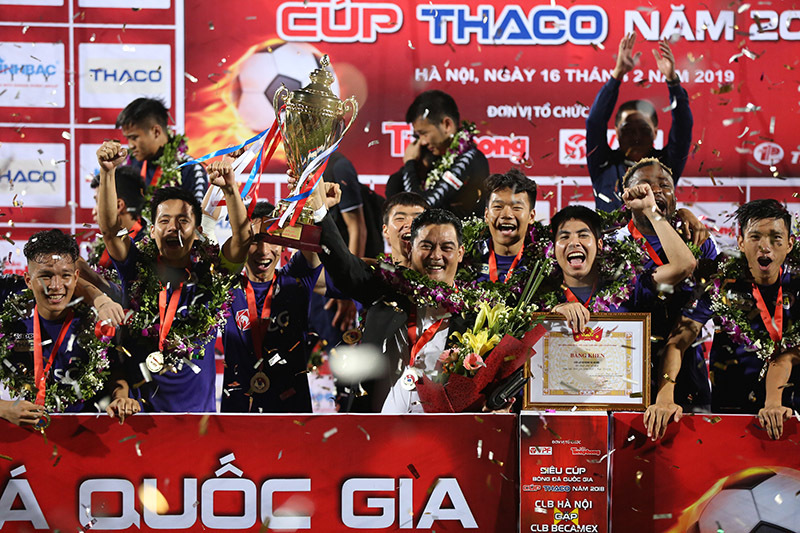 Hàng Đẫy vỡ trận, Quang Hải, Bùi Tiến Dũng bỏ trốn