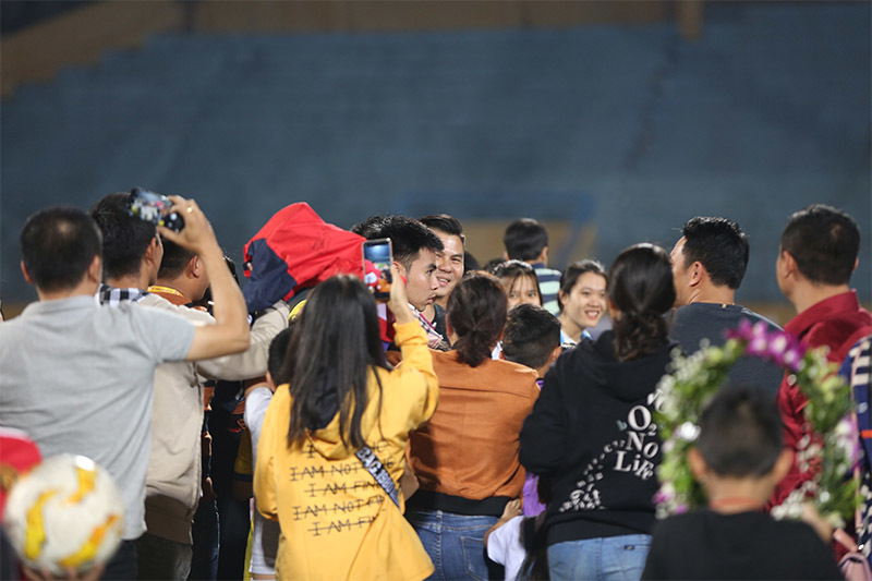 Hàng Đẫy vỡ trận, Quang Hải, Bùi Tiến Dũng bỏ trốn