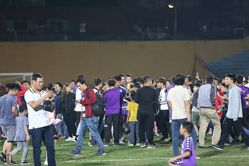 Hàng Đẫy vỡ trận, Quang Hải, Bùi Tiến Dũng bỏ trốn