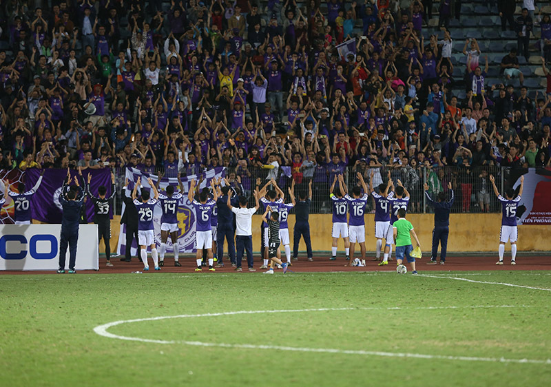 Hàng Đẫy vỡ trận, Quang Hải, Bùi Tiến Dũng bỏ trốn