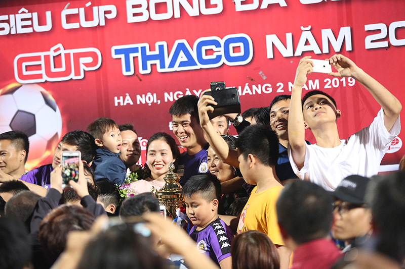 Hàng Đẫy vỡ trận, Quang Hải, Bùi Tiến Dũng bỏ trốn