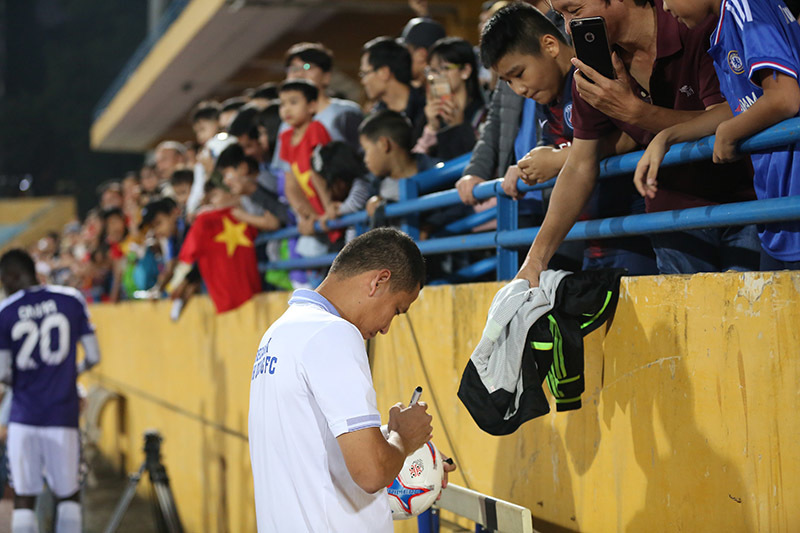 Hàng Đẫy vỡ trận, Quang Hải, Bùi Tiến Dũng bỏ trốn