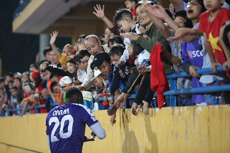 Hàng Đẫy vỡ trận, Quang Hải, Bùi Tiến Dũng bỏ trốn