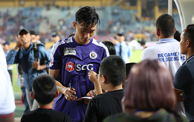 Hàng Đẫy vỡ trận, Quang Hải, Bùi Tiến Dũng bỏ trốn