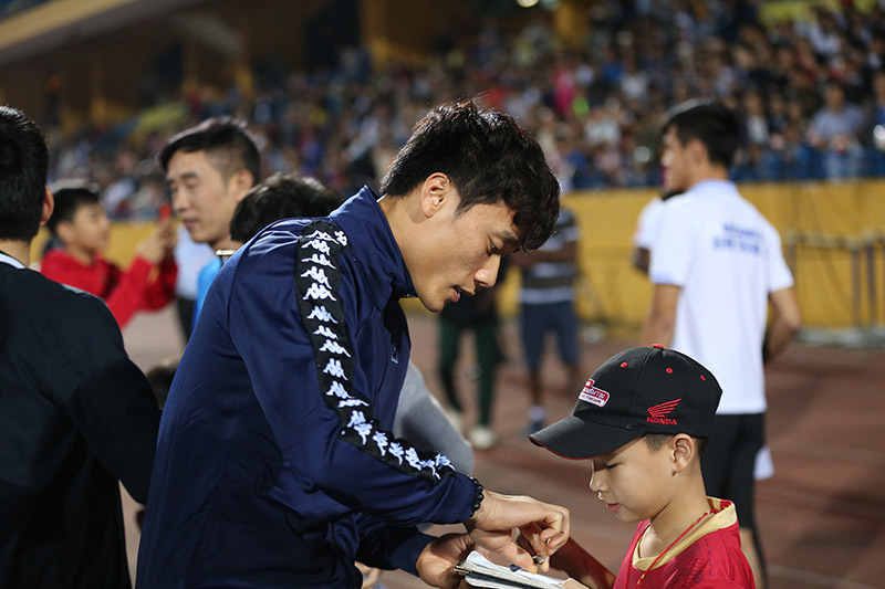 Hàng Đẫy vỡ trận, Quang Hải, Bùi Tiến Dũng bỏ trốn