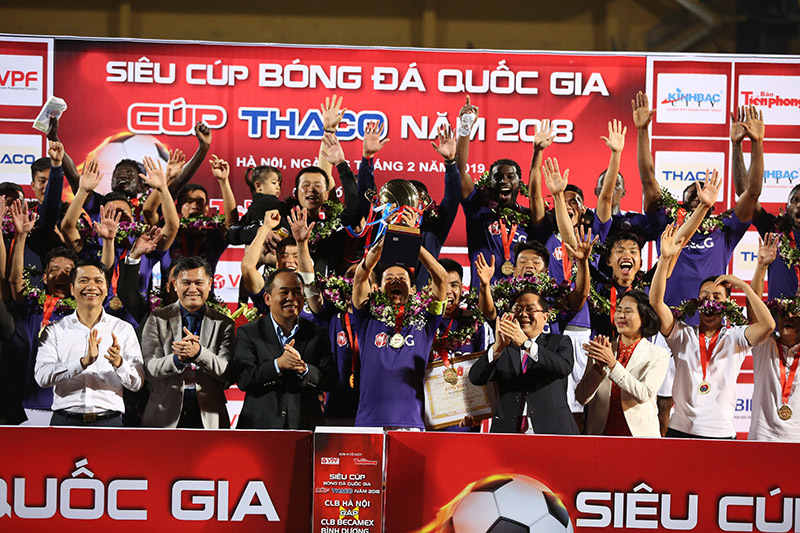 Hàng Đẫy vỡ trận, Quang Hải, Bùi Tiến Dũng bỏ trốn