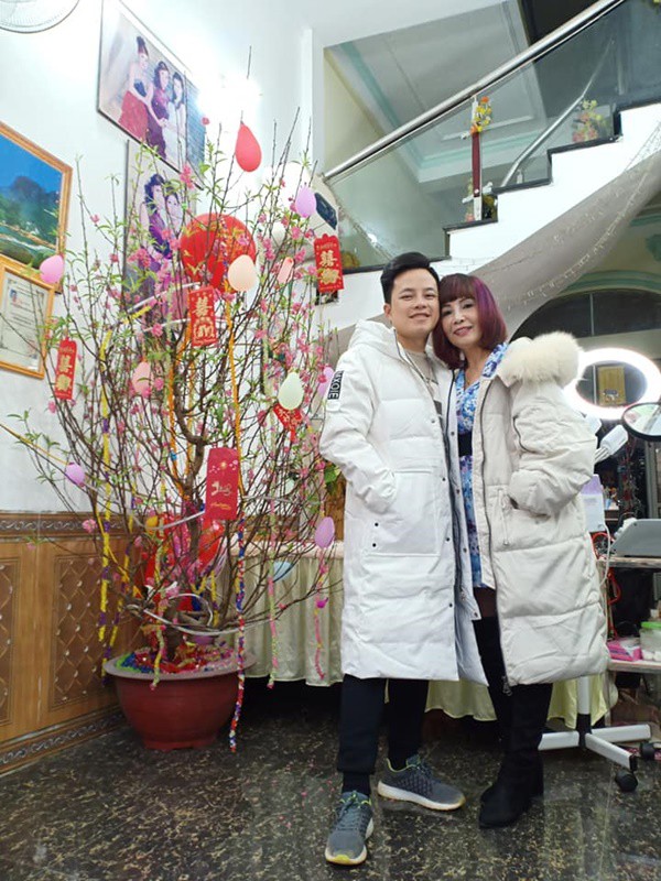 Vợ chồng cô dâu 62 tuổi lại diện áo đôi, khoe hình ảnh tình tứ như chưa hề có tin đồn ly hôn