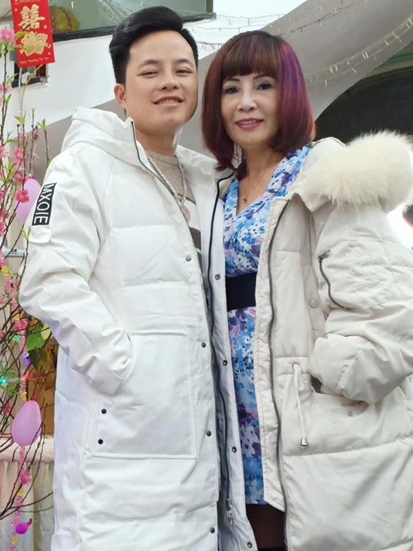 Vợ chồng cô dâu 62 tuổi lại diện áo đôi, khoe hình ảnh tình tứ như chưa hề có tin đồn ly hôn