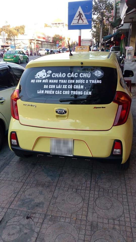 Dòng thông báo kỳ lạ dán sau cửa kính ô tô chồng khiến vợ hỉ hả, người xem cũng ôm tim tan chảy