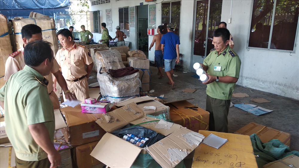 Bắt lô hàng lớn có chứa hàng trăm thùng mỹ phẩm không rõ nguồn gốc