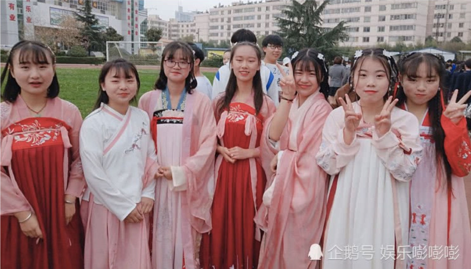 Cười ngất với những màn hoá trang ở đại hội thể thao trường học: Không có lầy nhất, chỉ có lầy hơn!