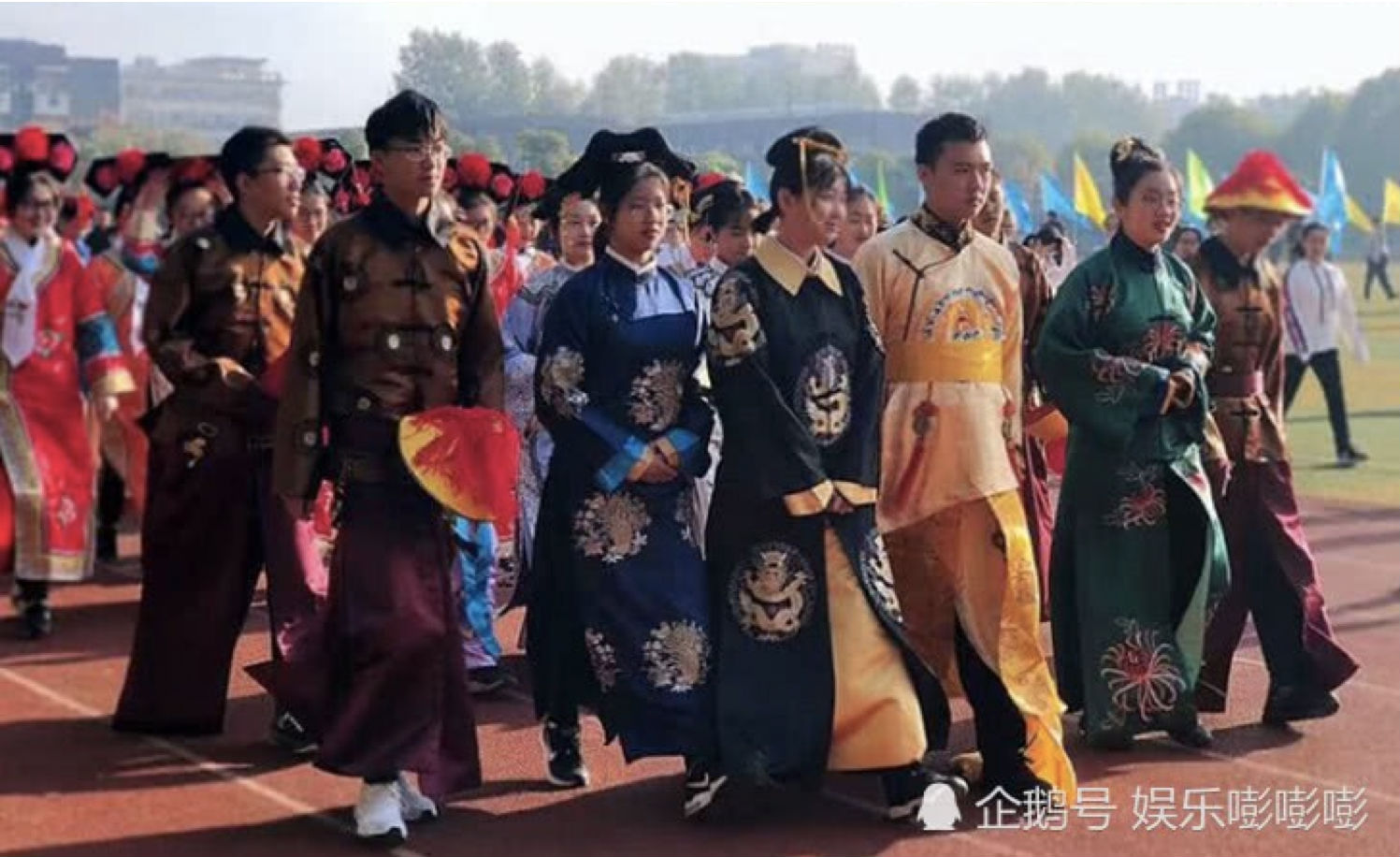 Cười ngất với những màn hoá trang ở đại hội thể thao trường học: Không có lầy nhất, chỉ có lầy hơn!