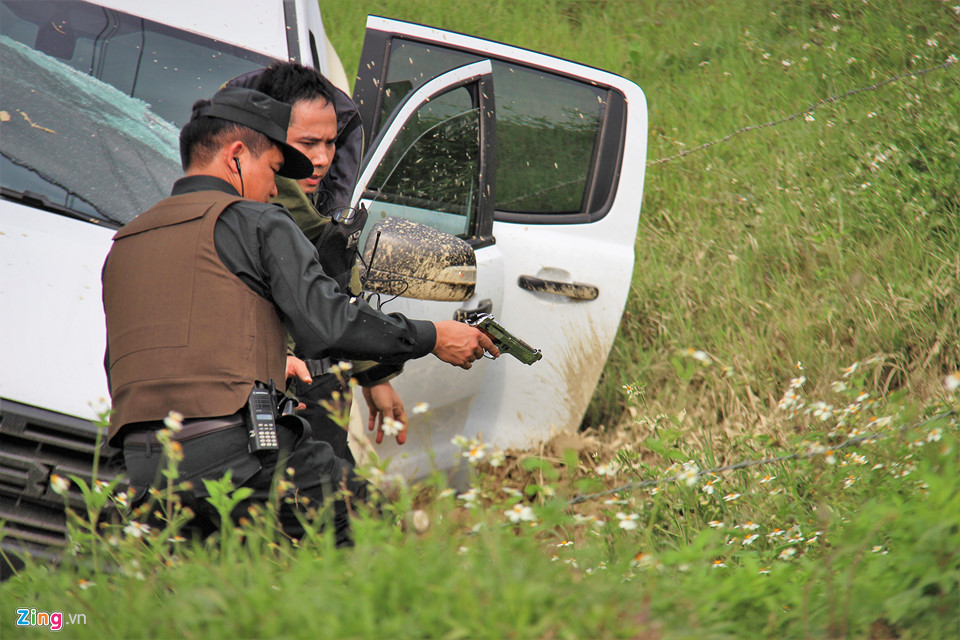 Khẩu súng của nhóm cố thủ trong ôtô suốt nhiều giờ đã lên đạn