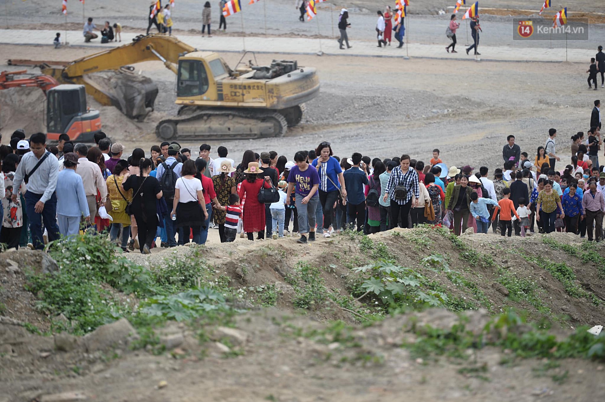 Hơn 30.000 Phật tử và du khách thập phương đổ về khai hội ngôi chùa lớn nhất Việt Nam