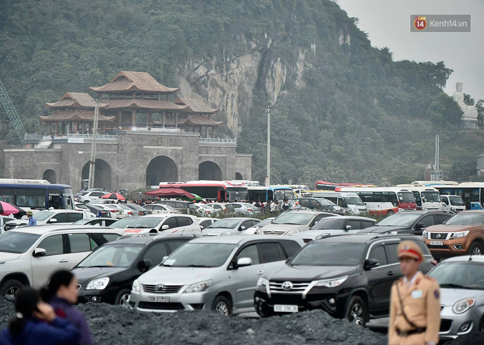 Hơn 30.000 Phật tử và du khách thập phương đổ về khai hội ngôi chùa lớn nhất Việt Nam