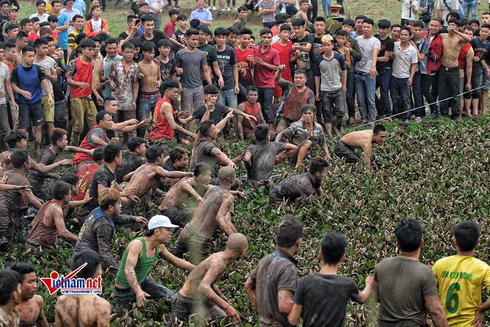 Chưa chính hội, trai làng đã xé rào, hỗn chiến tranh cướp phết Hiền Quan