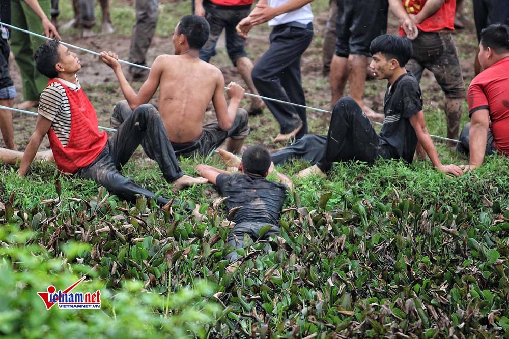 Chưa chính hội, trai làng đã xé rào, hỗn chiến tranh cướp phết Hiền Quan