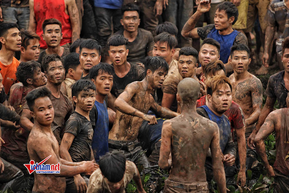 Chưa chính hội, trai làng đã xé rào, hỗn chiến tranh cướp phết Hiền Quan