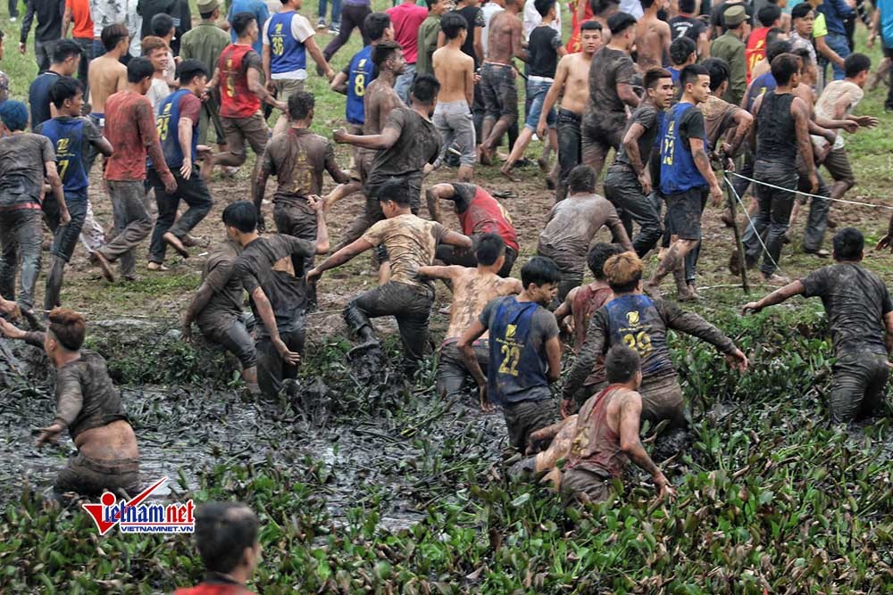 Chưa chính hội, trai làng đã xé rào, hỗn chiến tranh cướp phết Hiền Quan