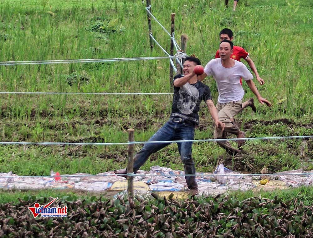 Chưa chính hội, trai làng đã xé rào, hỗn chiến tranh cướp phết Hiền Quan