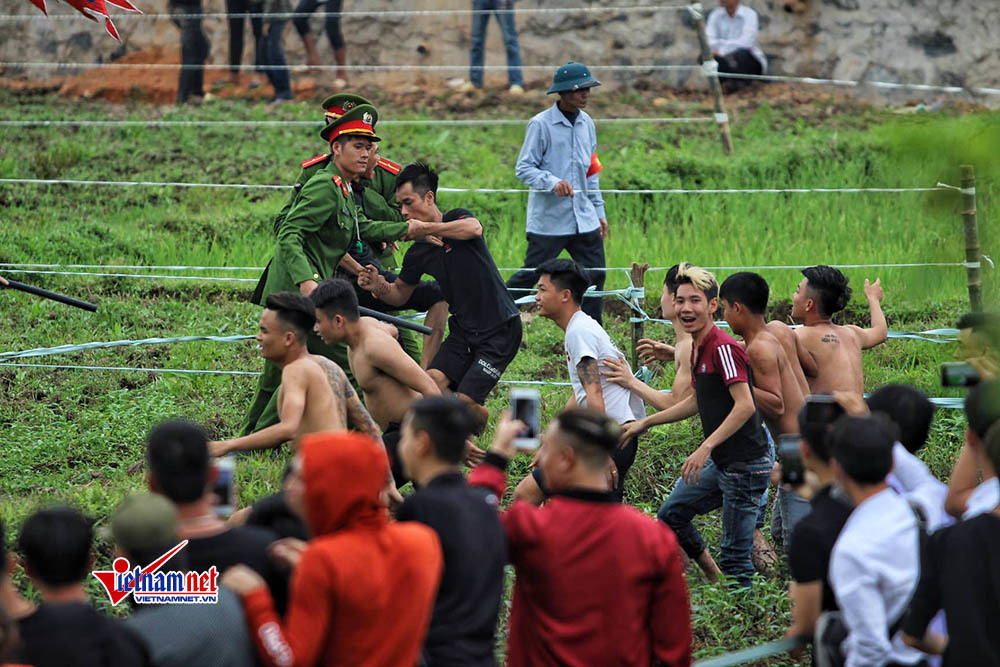 Chưa chính hội, trai làng đã xé rào, hỗn chiến tranh cướp phết Hiền Quan