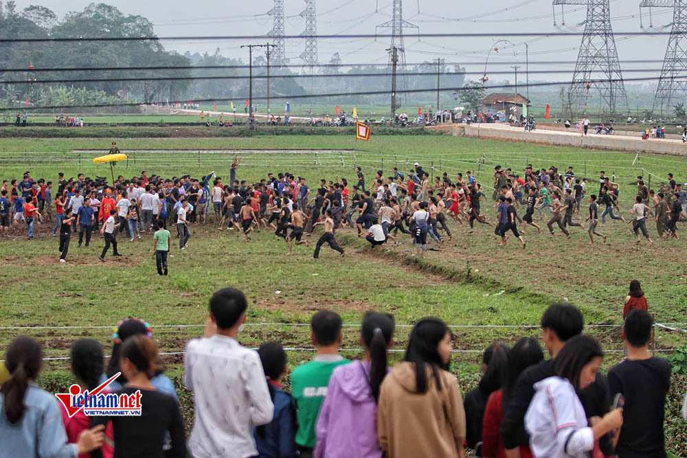 Chưa chính hội, trai làng đã xé rào, hỗn chiến tranh cướp phết Hiền Quan