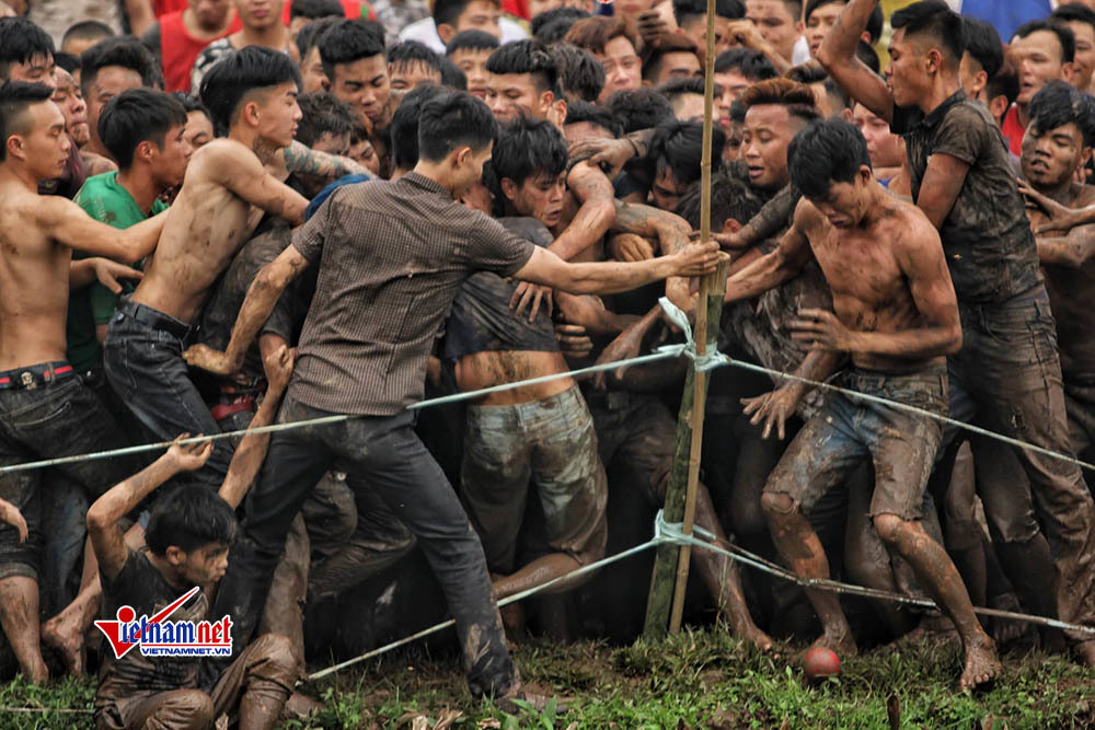 Chưa chính hội, trai làng đã xé rào, hỗn chiến tranh cướp phết Hiền Quan