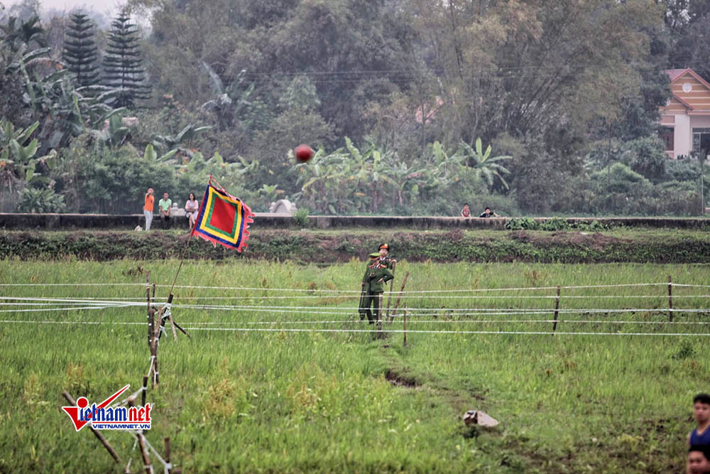 Chưa chính hội, trai làng đã xé rào, hỗn chiến tranh cướp phết Hiền Quan