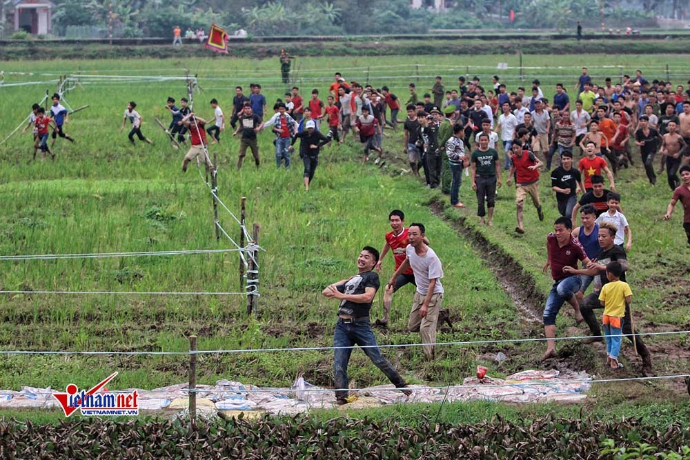 Chưa chính hội, trai làng đã xé rào, hỗn chiến tranh cướp phết Hiền Quan