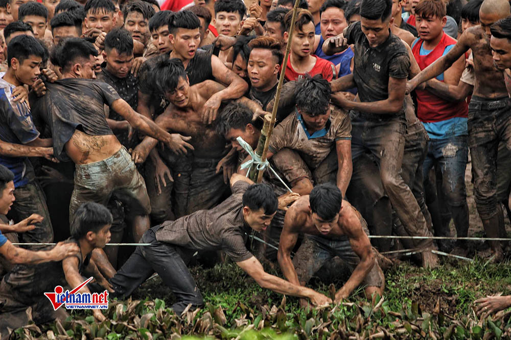 Chưa chính hội, trai làng đã xé rào, hỗn chiến tranh cướp phết Hiền Quan